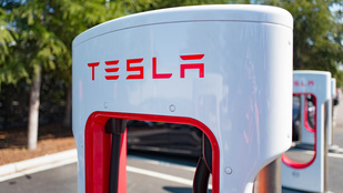 Tesla-tulajdonosok rekedtek a fagyban, mert nem töltött fel az autójuk – videó