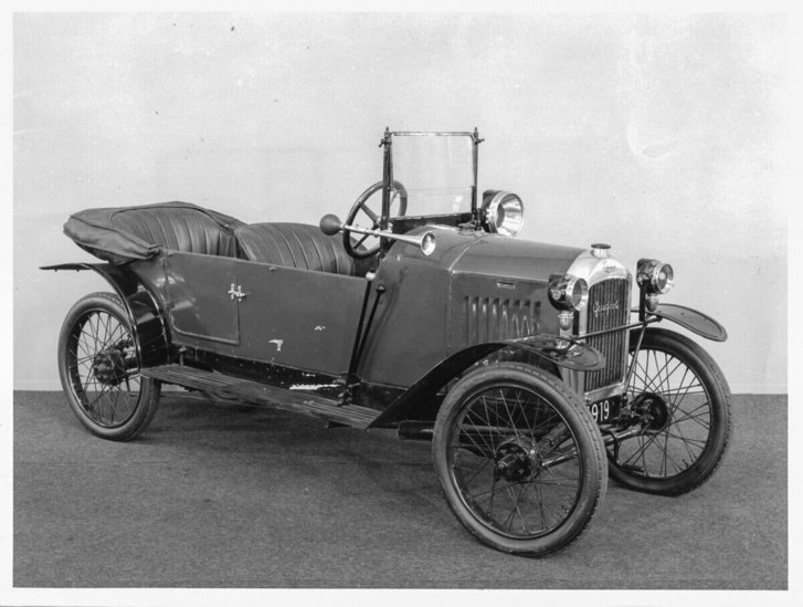 Egymás mögé szerelték az 1-1 személyre szabott üléseket a Peugeot 161 Quadrilette-ben. Ez a konkrét kocsi 1921-es