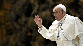 Ferenc pápa szerint a vatikáni tudósító nagyságát a szakmai hozzáértés és a lelki alázat adja