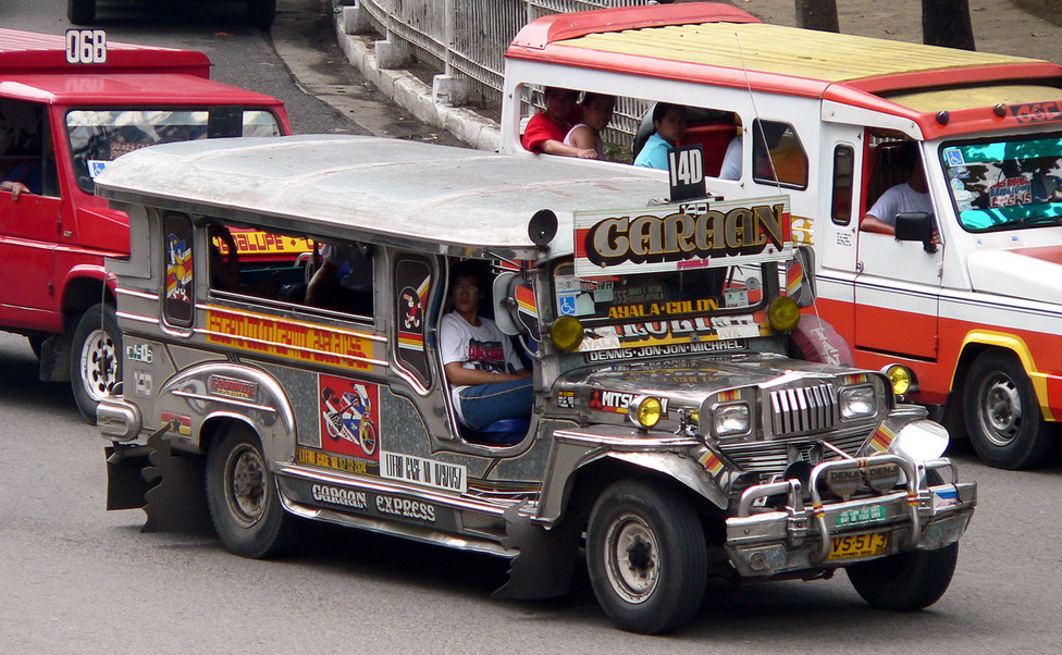 Külföldiként nem könnyű eligazodni a jeepney-káoszban. A megállóknak nincs nevük, a kisbuszokon nincs utastájékoztatás, így a sofőr és az utastársak jóindulatára kell hagyatkoznunk, ha el szeretnénk jutni valahova. Utasokat nemcsak a megállókban vesznek fel: ha elég lelkesen vagy kétségbeesetten integetünk, fékeznek bárhol. Ma már az interneten találunk táblázatokat a járatok útvonalairól, de általában ezekből se derül ki, milyen megállók vannak a két végállomás között. A járatsűrűség forgalomfüggő, napközben a fővonalakon szinte várni se kell, az egyik buszocska kihúz a megállóból, és már érkezik is a következő. Egy-egy kisbuszra 20-30 utas fér fel, a fel- és leszállás hátul történik. A vezető melletti két helyet csinos lányoknak, vagy turistáknak tartják fent, az előbbiekkel kellemes, az utóbbiakkal a borravaló miatt hasznos a sofőr számára az utazás.