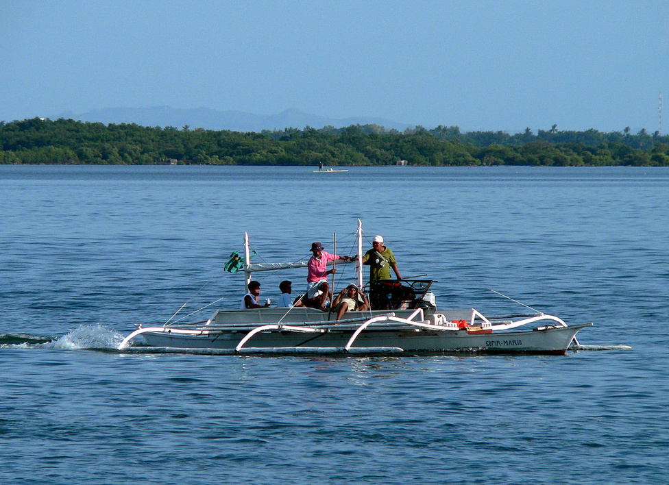 Összesen 7107 szárazulat alkotja a Fülöp-szigeteket. Túlnyomó részük persze kisebb, lakatlan szirt, települések körülbelül 800 szigeten vannak. A nagyobb szigetek, Luzon, Mindanao, Palawan nevei bizonyára mindenki számára ismerősen csengenek. A tradicionális, oldaltámaszos, de mára természetesen motorizált keskeny csónakokat, a bankgkákat mindenütt használják a szigetvilágban. Halászni járnak, vízitaxiként működtetik, és a turisták trópusi romantika iránti igényét is lelkesen kiszolgálják velük.  