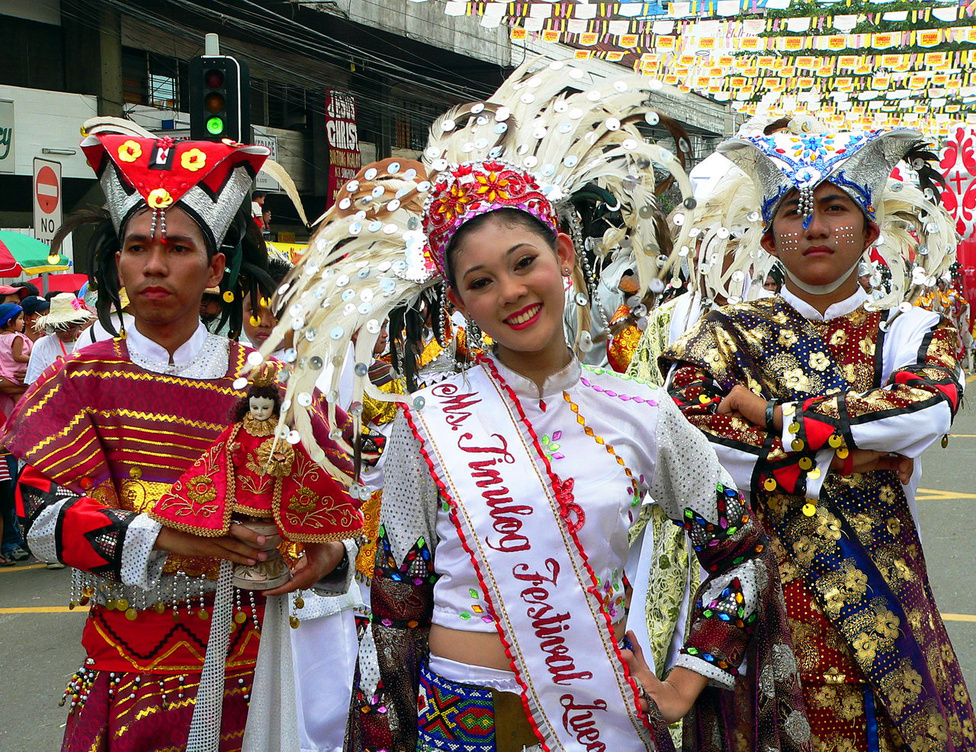 Cebu legnagyobb tömegrendezvénye a Sinulog. A kilencnapos fesztiválon keverednek a pogány és keresztény elemek, a vallási és szórakoztató rendezvények. A csúcspont az utolsó két napra, minden évben január harmadik hétvégéjére esik. A szombat a vallásé, a vasárnap a karneválé. Vasárnap délelőtt kezdődik, és órákon át tart az a felvonulás, amelyen részt vesz Cebu és a környező szigetek szinte minden iskolája, és ifjúsági csoportja. A versengés tárgya: melyik csapat tudja a legszínesebb kosztümöket és installációkat bemutatni, kik a legügyesebb táncosok, és legfőképpen, hogy ki lesz a Sinulog Szépe – erre a posztra minden csapatnak van jelöltje. A felvonulást óriási tömeg nézi végig, a belvárosban közlekedni lehetetlen, vidám emberek tülekednek mindenütt – annyi mosolyt Magyarországon tíz év alatt nem lehet látni, mint a Sinulogon pár óra alatt. A baloldali fiú kezében látható szobor a fesztivál kulcsfiguráját, Santo Ninot, a kis Jézust ábrázolja – eredetijét a keresztények szerint még Magellán adományozta az első megkeresztelt cebuiaknak.  