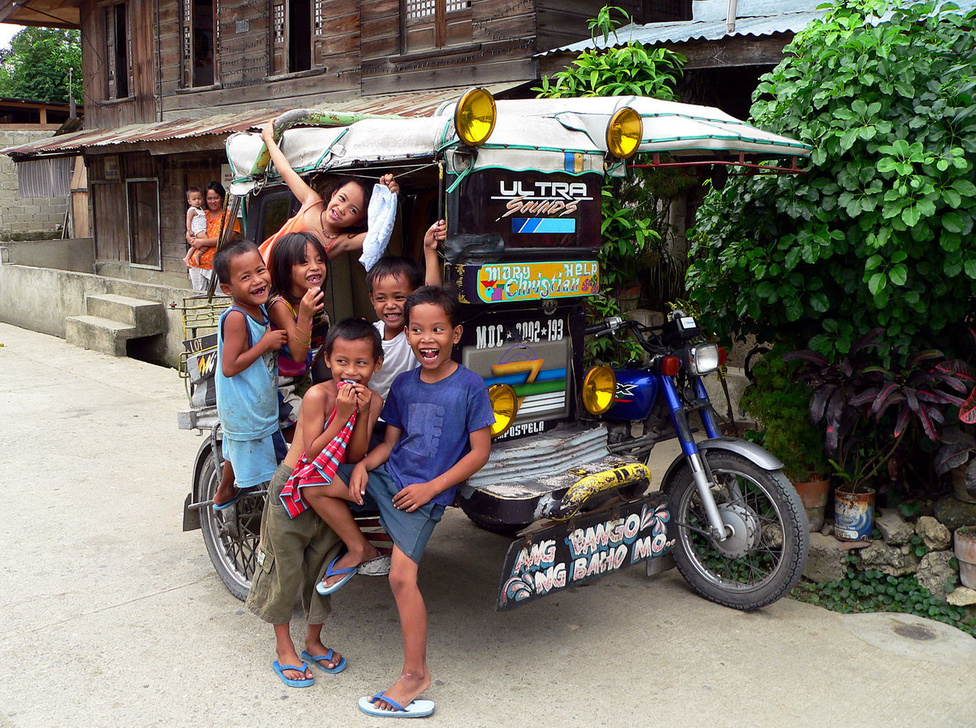 Egy háromkerekű fogat, jeepney-stílusban, jeepney funkcióval. Kisforgalmú vidéki vonalakra ez a méret is elég. Az utasteret masszív bukócsövek védik. Érdekes, hogy más dél-ázsiai országokkal összevetve sokkal kevesebb robogót, kismotort lehet látni – talán azért is, mert könnyű filléres fuvarost találni, ha szükség van rá.