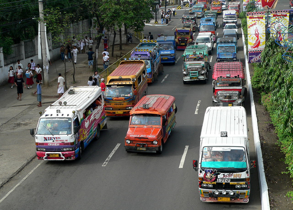 Változatos típusok és évjáratok. Mint New Yorkot a sárga taxik, úgy lepik el Cebu City útjait a jeepneyk. A klasszikusok mellett egyre nagyobb számban találni japán és koreai buszokból átalakított verziókat is, ezeket persze ugyanúgy jeepneynek nevezik. Fiatalabb vagy idősebb, kisebb vagy nagyobb: az állapotán mindegyiknek meglátszik a szinte folyamatos használat. A modernizáció a Jeepneyket sem kerüli el, ha komolyan vennék a környezetvédelmi normákat, nagy részük már ma sem lehetne szolgálatban. A klasszikusokat kiszorítják a tisztább járású és takarékosabb újdonságok, és, egyelőre még csak kísérletéképpen, néhány elektromos meghajtású változatot is készítettek.