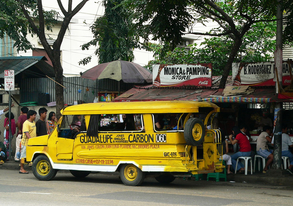 Összkomfortos buszmegálló Cebu Cityben, a Guadalupe-Carbon vonalon. Nézzük a jeepneyzés néhány alapszabályát! Menetrend nincs, a járat akkor indul, ha megtelik az utastér. Ezt a kikiáltó ember úgy jelzi a sofőrnek, hogy egy pénzdarabbal kettőt koppant a karosszérián. Fizetni a sofőrnek kell, a jármű végéből az utasok láncban adják tovább a pénzt, és ugyanígy jut el hozzánk a visszajáró. Ha le akarunk szállni, ugyancsak kettőt kell koppintani. A másik megoldás, hogy hangosan cuppogunk. Itt is érvényes a világ összes tömegközlekedési járművére vonatkozó szabály: vigyázzunk az érétkeinkre, óvakodjunk a zsebtolvajoktól! A jeepneyken általában nagy a zsúfoltág, az utasok úgy préselődnek egymás mellett, mint a heringek. Nem véletlenül becézik ezeket a kisbuszokat a helyiek szardíniásdoboznak. 