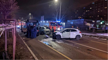 Tömegkarambol volt Újpesten, egy ember meghalt, a vétkes sofőr elfutott