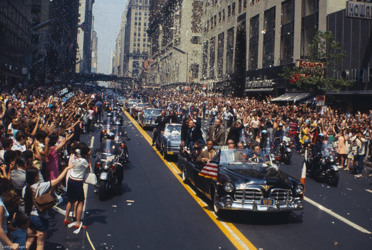 New York, 1969. augusztus 13. A 42. utca mentén tömegek ünneplik az Apollo 11 űrhajósait az Egyesült Nemzetek Szervezete felé vezető úton. A nyitott autóban állnak (b-j): Buzz Aldrin, Michael Collins és Neil Armstrong. Közvetlenül előttük ül New York polgármestere, John Lindsay és U Thant ENSZ-főtitkár