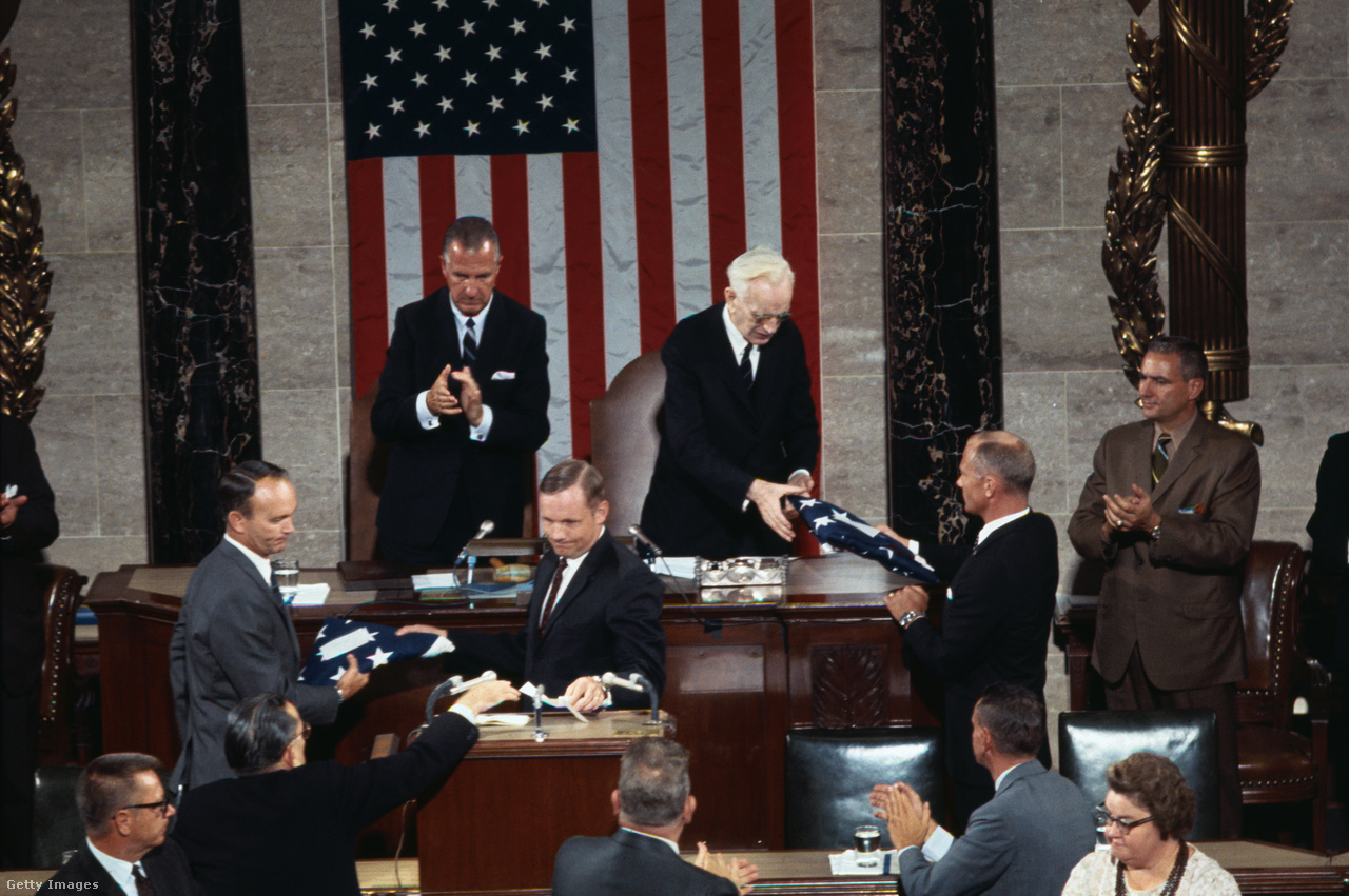 Washington, 1969. szeptember 16. Az Apollo 11 űrhajósai, Michael Collins, Neil Armstrong és Buzz Aldrin (b-j) egy, a Holdutazásukra magukkal vitt zászlót ajándékoznak Spiro Agnew alelnöknek (b) és John McCormack házelnöknek a Kongresszus ülésén