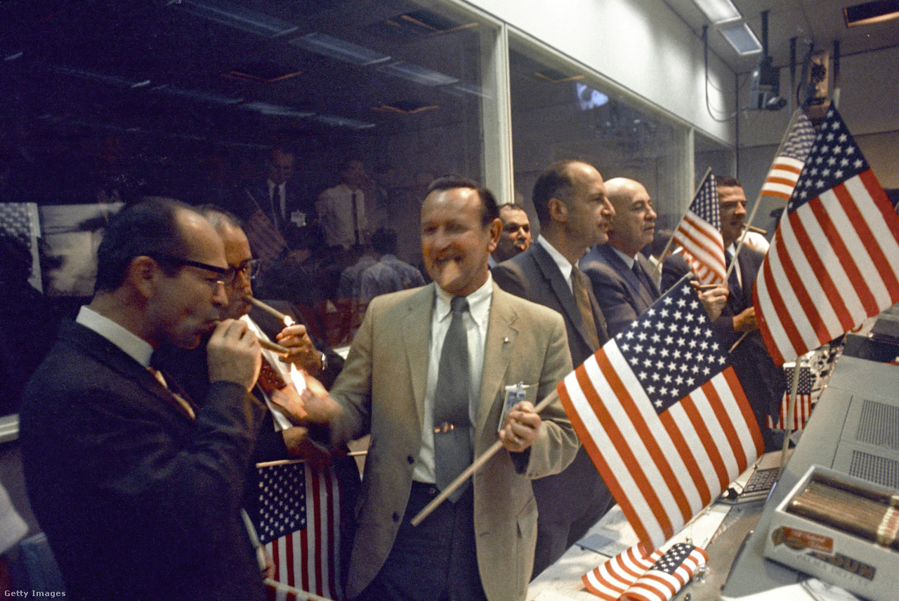 Houston, Texas, 1969. július 20. A NASA és a Manned Spacecraft Center (MSC) tisztviselői a repülésirányítókkal együtt ünneplik az Apollo 11 Holdraszállás sikeres befejezését a műveleti irányítóközpontban