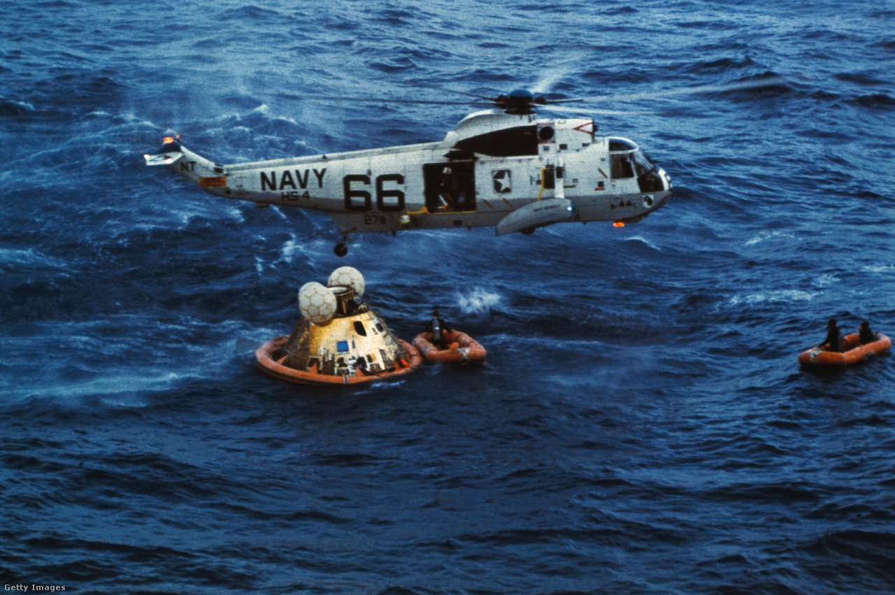 Csendes-óceán, 1969. július 24. Az Apollo 11 űrszondája lebeg a Csendes-óceánon a sikeres landolás után. Helikopterből leereszkedő búvárok készülnek kinyitni a kabint, hogy kiszabadítsák Neil Armstrong, Buzz Aldrin és Michael Collins űrhajósokat a sikeres holdküldetés befejezése után