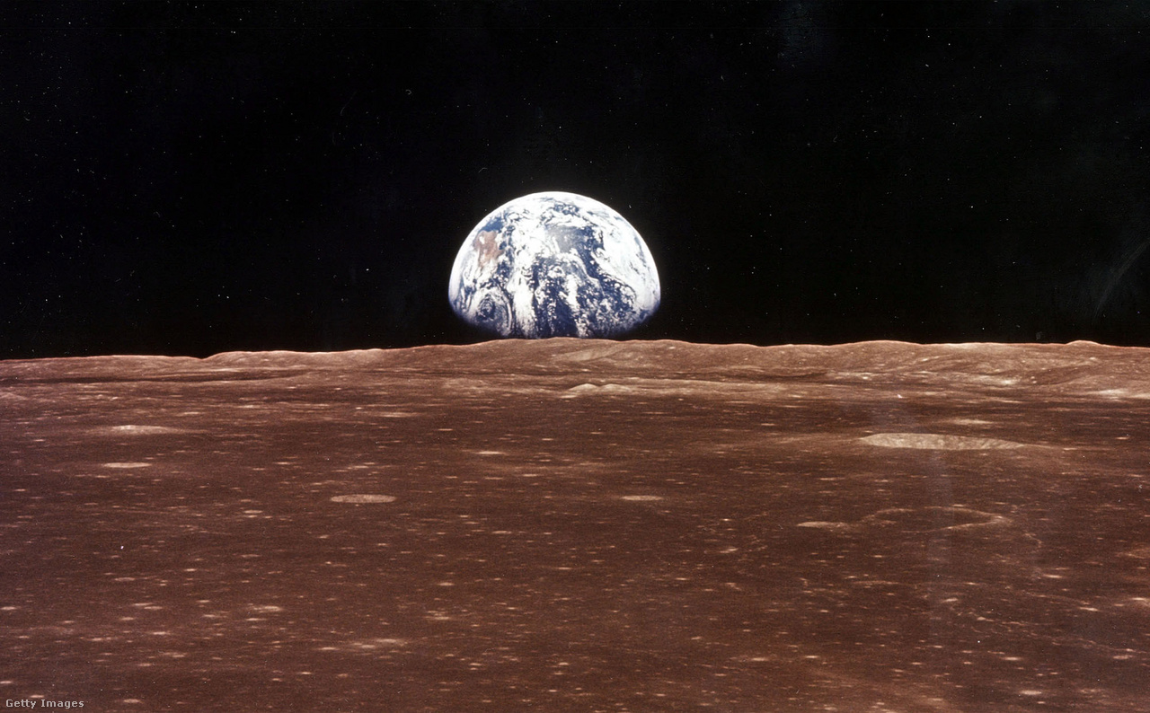 A Föld látképe a Hold horizontja felett, amikor az Apollo 11 parancsnoki modulja a Hold látókörébe kerül, mielőtt Neil Armstrong és Edwin Aldrin Jr. elhagyja az Eagle Holdmodult, és első emberként sétál a Hold felszínén