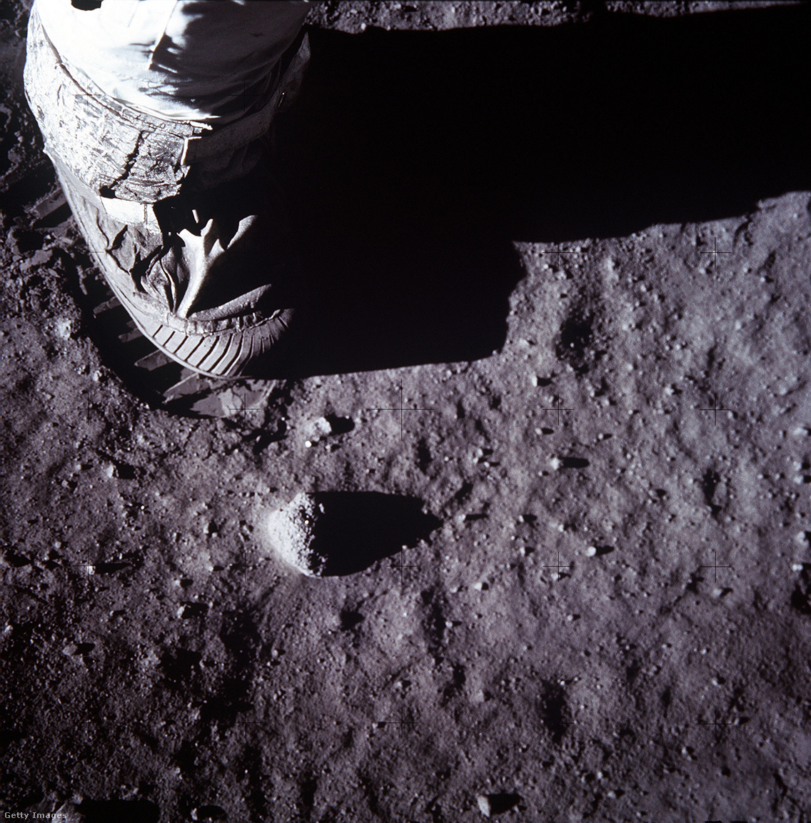 Egy űrhajós lábának és lábnyomának közeli képe a Hold talajában az Apollo 11 Holdfelszíni sétája (EVA) során