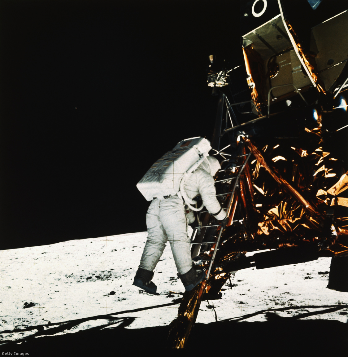 Az Apollo 11 Holdmodul pilótája, Buzz Aldrin ereszkedik le a Holdmodul létráján a Hold felszínére a Nyugalom bázison (Tranquility Base)