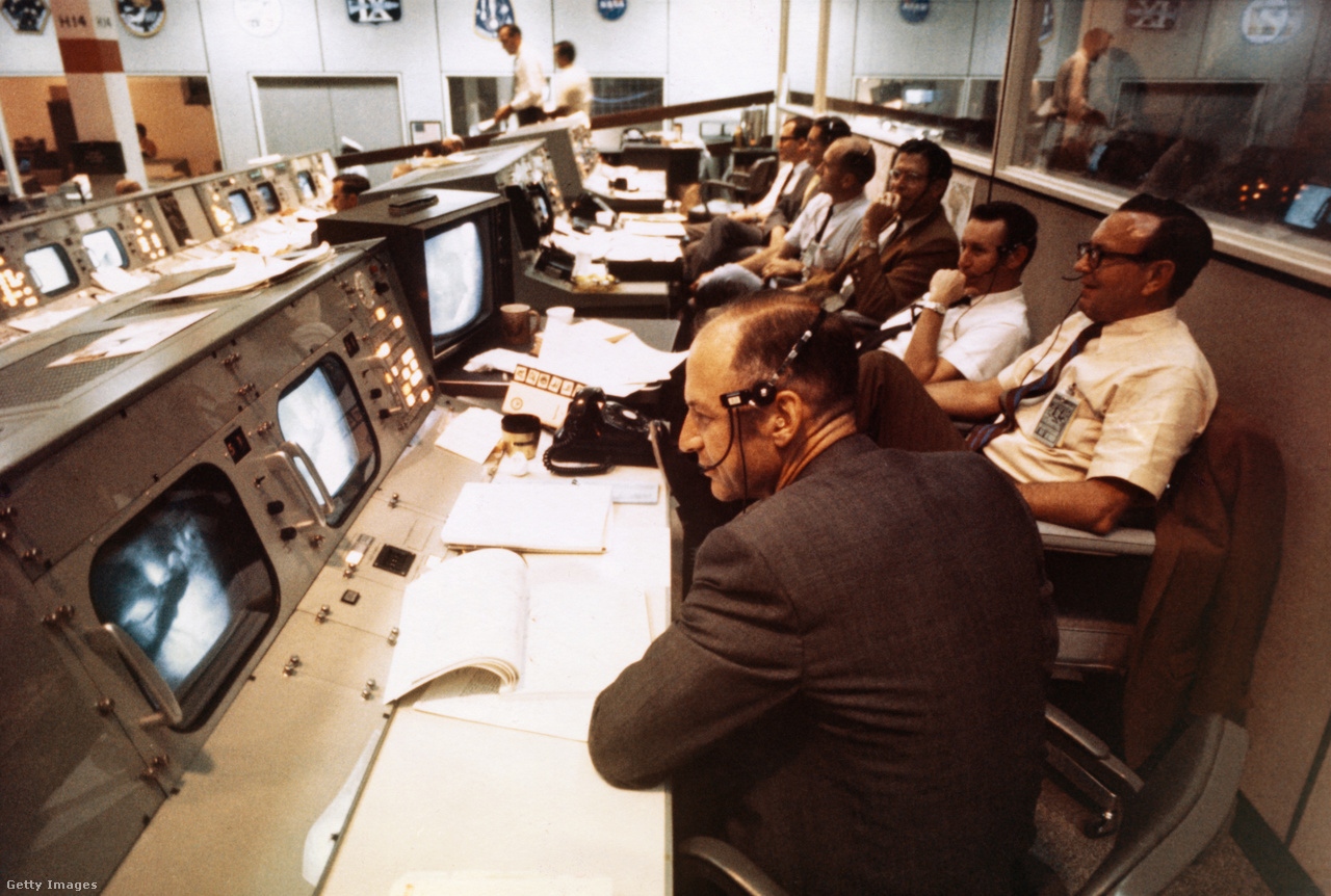 Houston, Texas. Az Apollo 11 holdraszállási küldetésének vezérlőpultja a műveleti irányítóközpont 30-as számú épületében az Apollo 11 küldetése során. Az előtérben George M. Low, az Apollo űrprogram irányítóközpont menedzsere látható