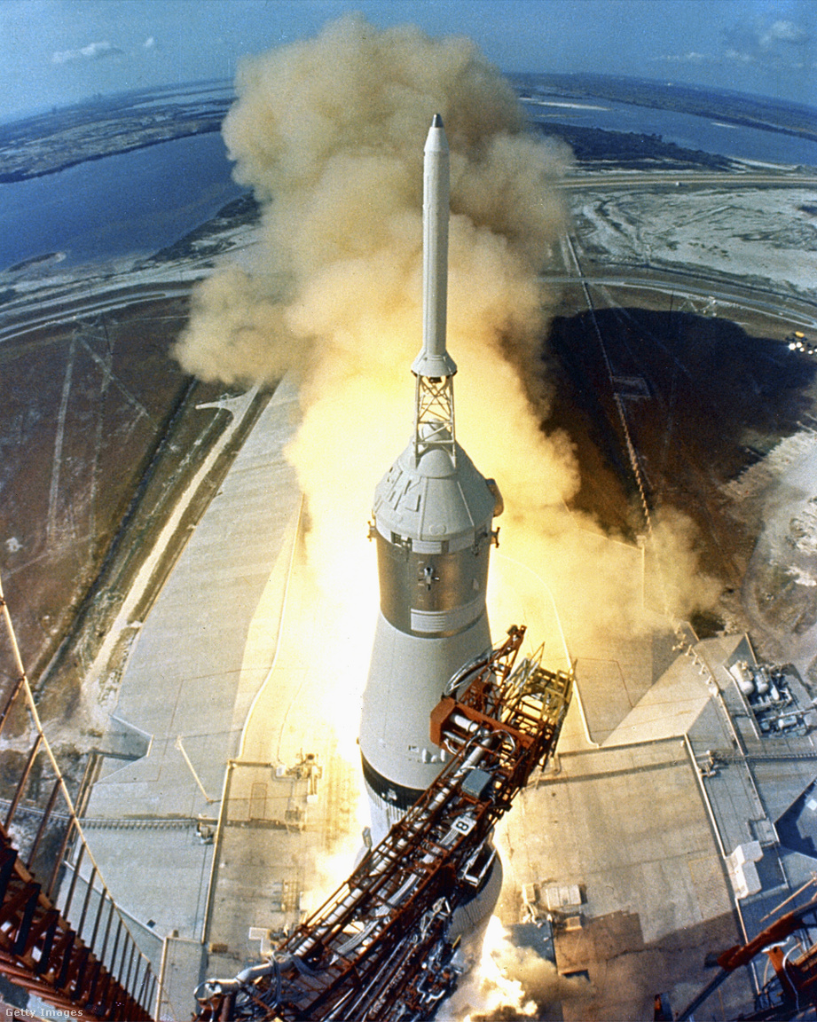 Kennedy Űrközpont, Florida, 1969. július 16. EDT idő szerint (Eastern Daylight Time) reggel 9 óra 32 perckor a támasztókarok eltávolodnak, és lángcsóva jelzi az Apollo 11 Saturn V hordozórakéta, valamint Neil A. Armstrong Michael Collins és Edwin E. Aldrin Jr. űrhajósok felszállását a Kennedy Űrközpont 39A kilövőállásáról