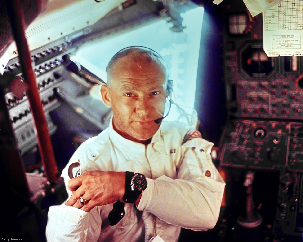 1969. július 20. Buzz Aldrin amerikai űrhajós, az Apollo 11 Holdmodul pilótája az Eagle Holdmodul fedélzetén, miután visszatért 2,5 órás sétájáról