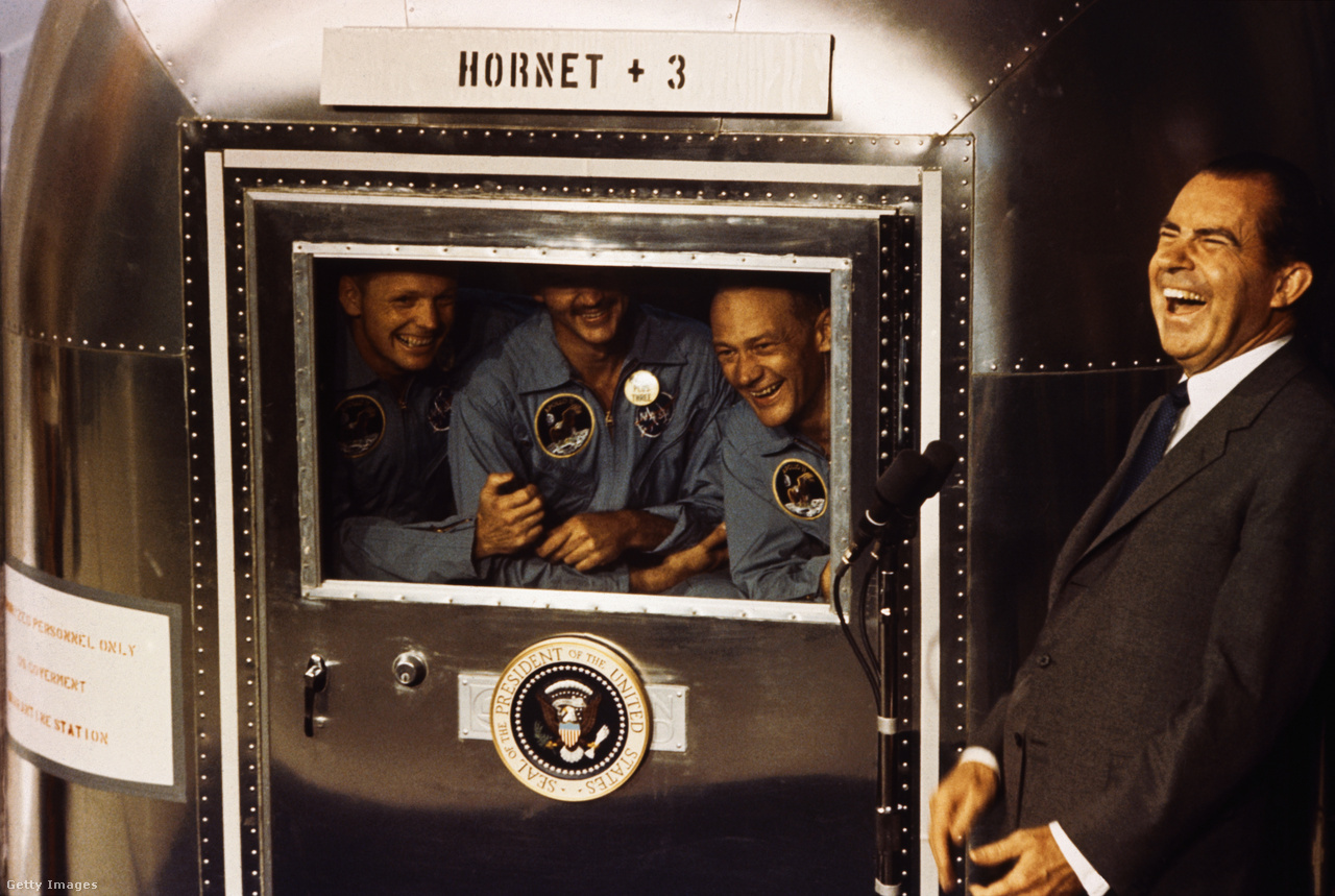 1969. július 24. Richard Nixon az USA 37. elnöke nevet az Apollo 11 űrhajósaival (b-j: Neil A. Armstrong, Michael Collins és Buzz Aldrin), miközben üdvözletüket küldik a USS Hornet repülőgéphordozó mobil karanténlétesítményének ablakán keresztül
