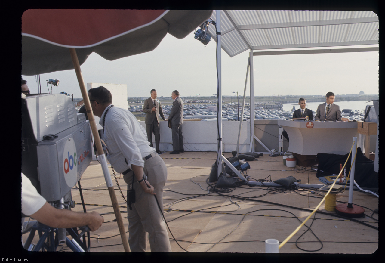 Kennedy Űrközpont, Florida, 1969. július 20. Az Apollo 11 kulisszák mögötti eseményeit bemutató televíziós adás. A képen (b-j): Spiro Agnew alelnök, Bill Lawrence, Frank Reynolds és Jules Bergman televíziós újságírók