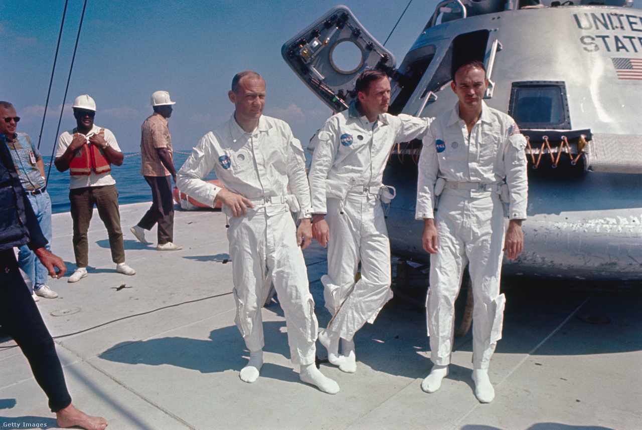 Houston, Texas, 1969. Az Apollo 11 űrhajósai (b-j): Buzz Aldrin Holdmodul pilóta, Neil Armstrong Holdmodul parancsnok és Michael Collins parancsnoki modul pilóta az Apollo Boilerplate 1102 oktatókapszula mellett, amelyben vízi kilépési tréninget hajtottak végre a Mexikói-öbölben