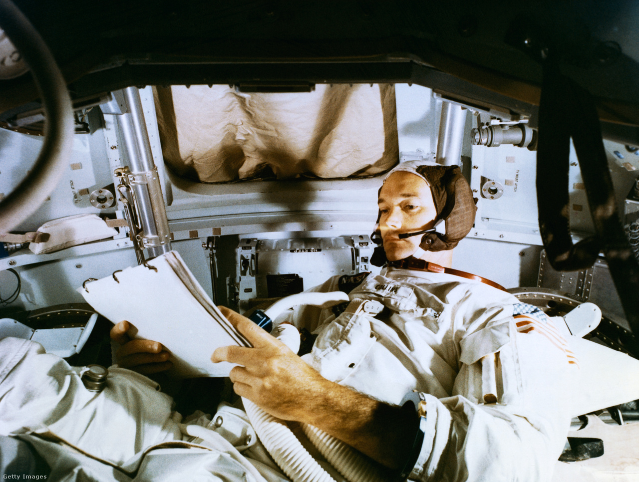 Michael Collins űrhajós, az Apollo 11 holdraszállási küldetés parancsnoki moduljának pilótája tanulmányozza a repülési tervet a Kennedy Űrközpontban végzett szimulációs tréning során, a tervezett július 16-i küldetésre készülve