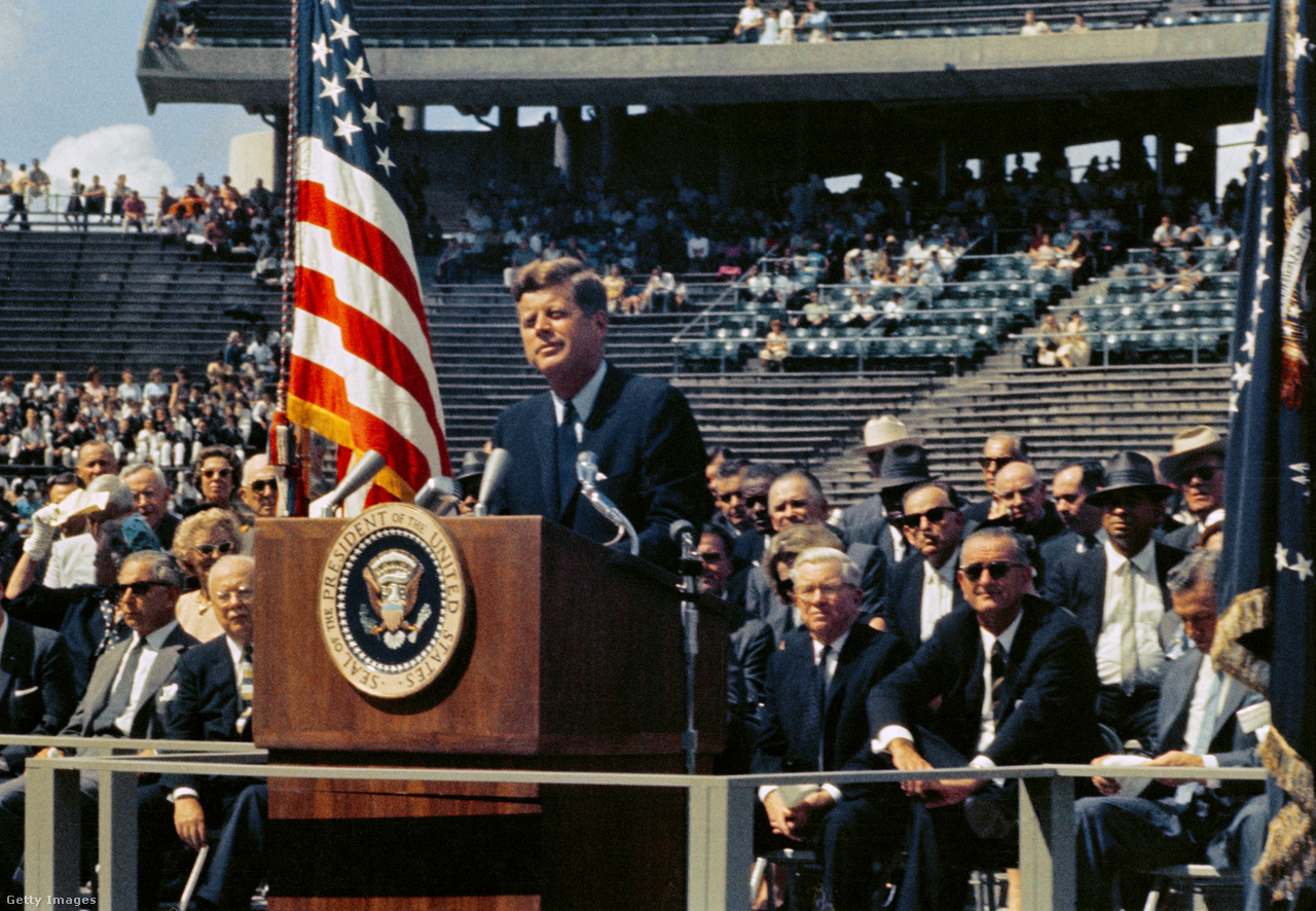 Houston, Texas, 1962. szeptember 12. John Fitzgerald Kennedy, az USA 35. elnöke elmondja a híres „Úgy döntöttünk, hogy a Holdra szállunk” beszédét a Rice Egyetem stadionjában nagyjából 35 000 fős tömeg előtt