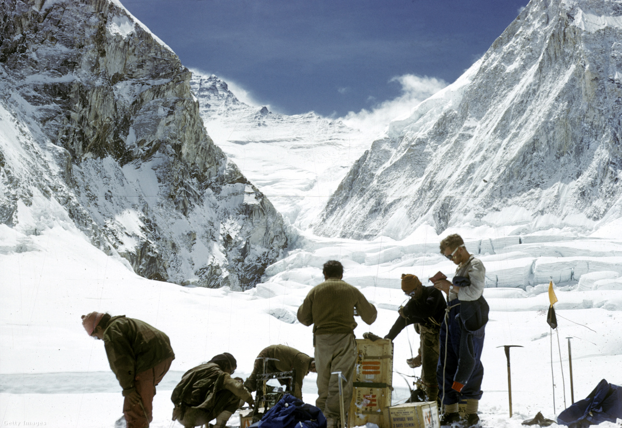 Nepál, 1953. március. Az Everest-expedíció tábort ver a Lhoce csúcs közelében