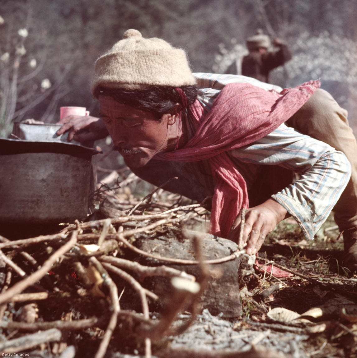 Nepál, 1953. márciusa. Egy serpa főzőtűz mellett