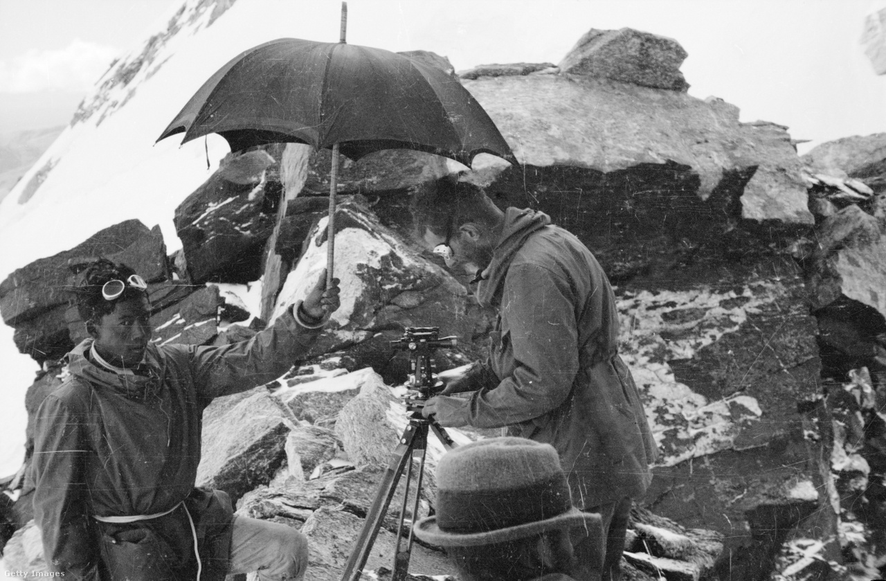 Tibet, Kína, 1935. május. Egy hegymászó elér egy felmérőállomást serpájával 