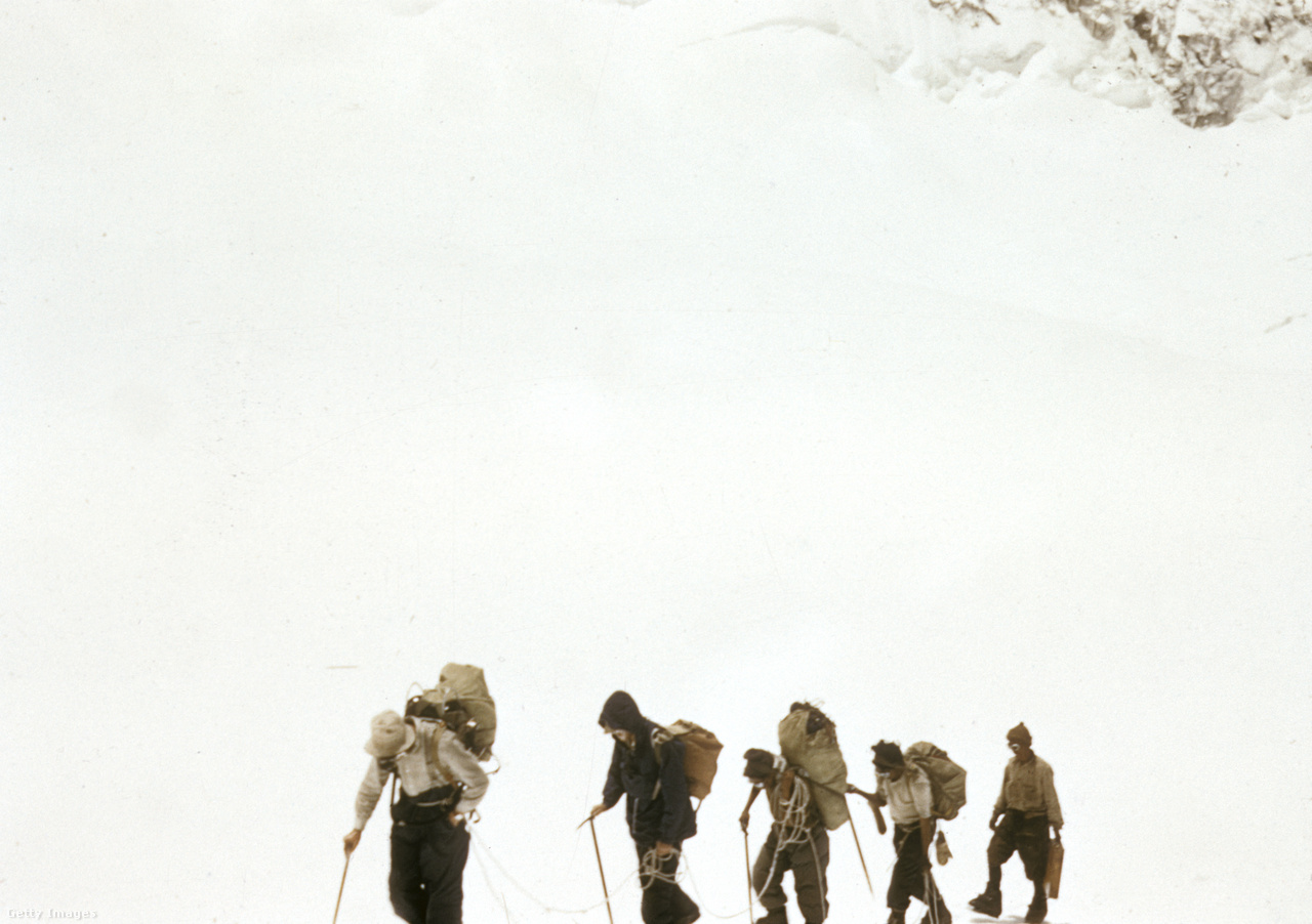 Nepál, 1953. márciusa. John Hunt egy csoportot vezet át a Western Cwm gleccseren