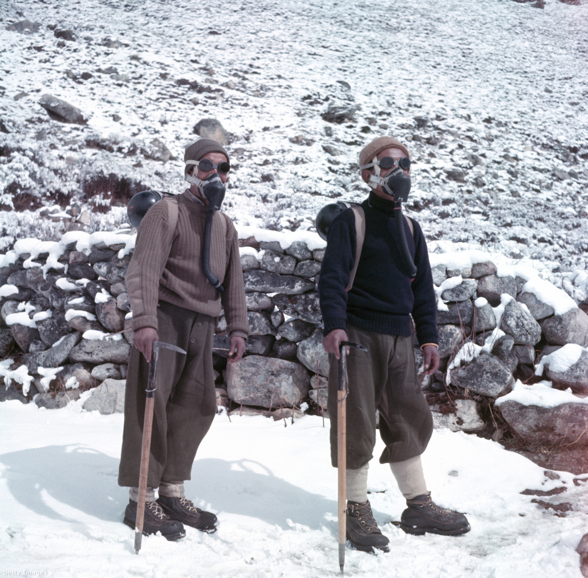 Nepál, 1953. március. Két serpa oxigénmaszkban