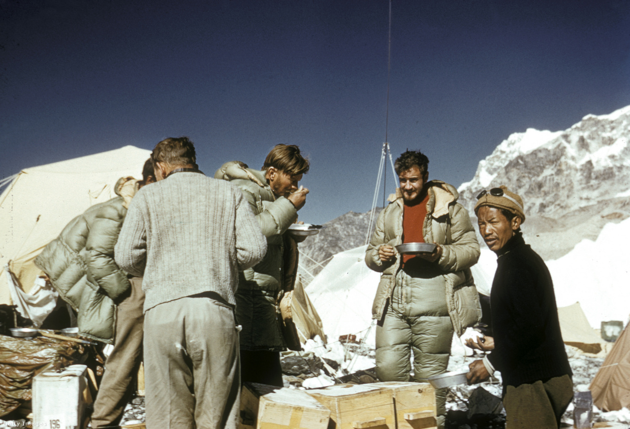 Nepál, 1953. március. Pihenő hegymászók a nepáli alaptáborban