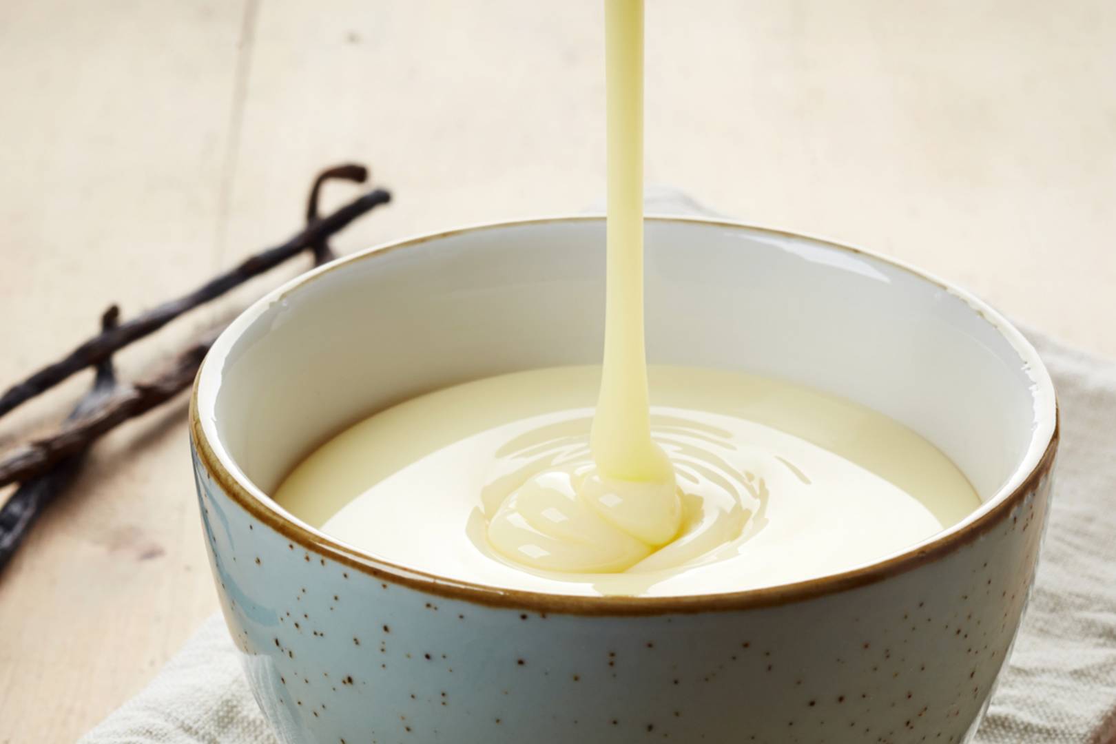 Házi vaníliaszósz 10 perc alatt: tej és tojás nélkül készül