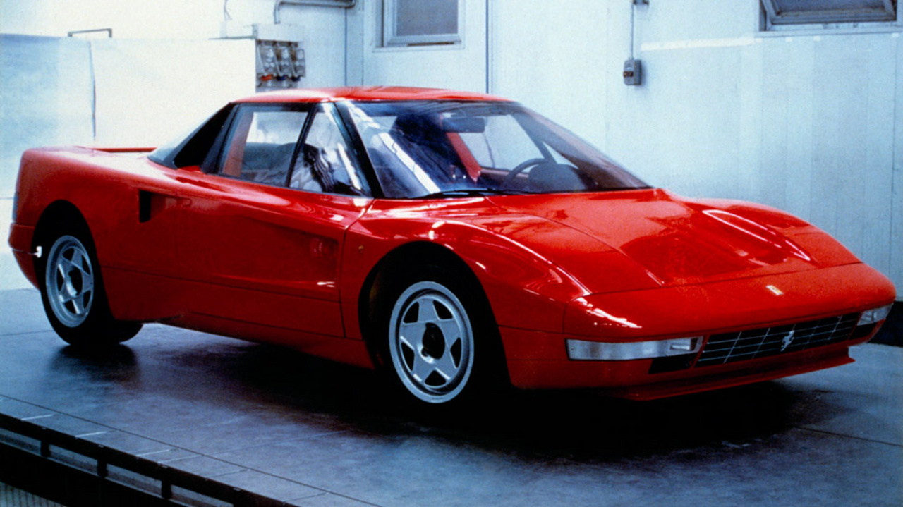 408, mert középen egy négyliteres Ferrari V8 lapul. A piros prototípus 1987 nyarán lett kész, a megszokott módon hegesztett acél csővázra építve nagyjából úgy, mint a Ferrari Mondial 3.2.