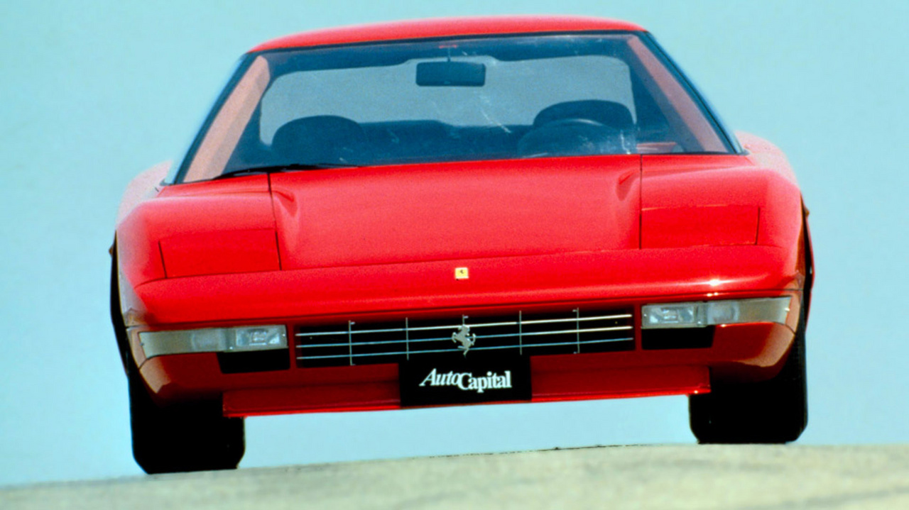 A Ferrari szerint mindez 300 lóerőre volt elég 6,250-as fordulaton, miközben a 4RM valódi trükkje a hidraulikus összkerékhajtás volt. Ne feledjük, hogy a Lamborghini már egy évvel korábban bemutatta sorozatgyártásra kész AWD rendszerét, a sivatagokba szánt V12-es LM002 alatt. Később szinte ugyanezt a technológiát a Diablo is megkapta.
