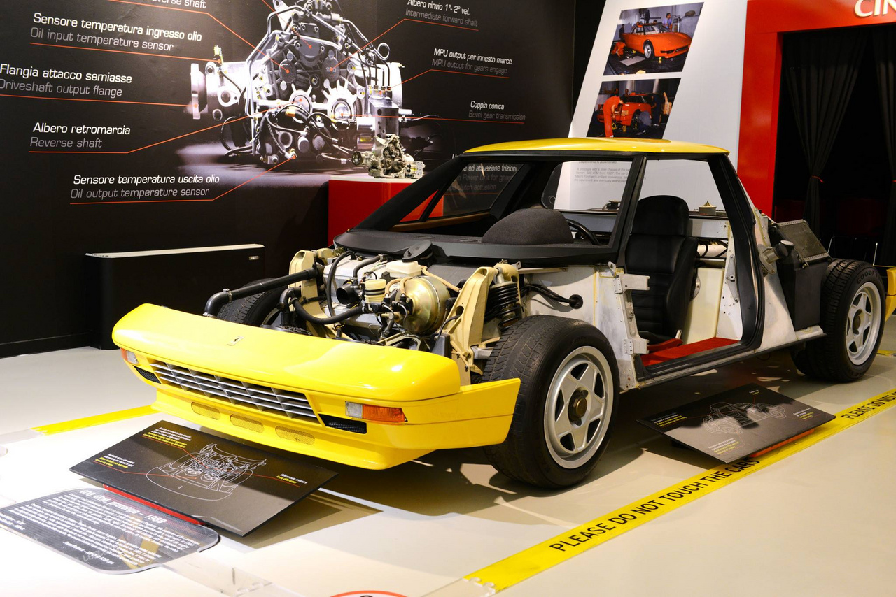 Ha ez nem egy Lotus, akkor nem tudom, mi. Arról nem szól a fáma, hogy a piros 4RM prototípussal mi történt, de az biztos, hogy a már aluvázas sárga a Museo Ferrari egyik részletesen bemutatott különlegessége, illetve az egyetlen kiállított I.DE.A Ferrari.