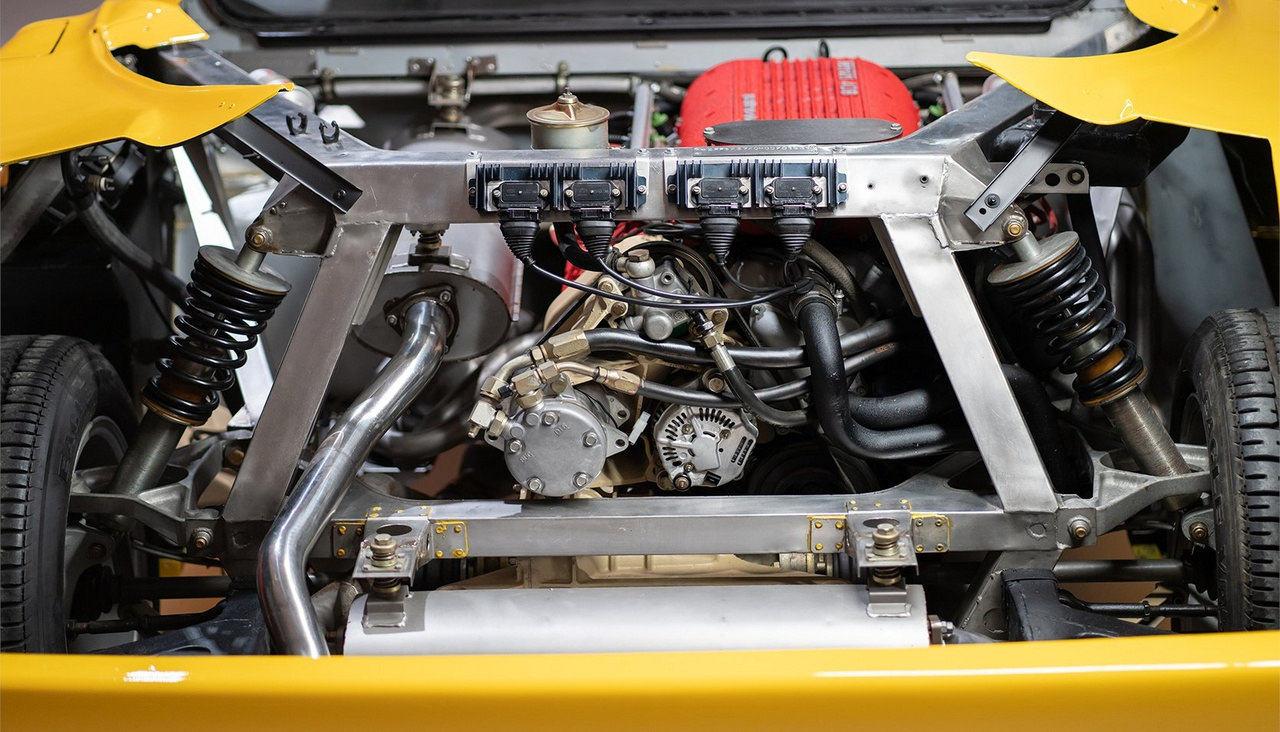 A Ferrari sok szempontból innovatív maradt a Fiat irányítása alatt is, ám a biztos, hogy a 348 már ugyanúgy acélvázra épült, mint az elődjei. A 4RM hidraulikus összkerékhajtását is nehéznek ítélte a cég, így maradt a megszokott Pininfarina dizájn és hátsókerék-hajtás kombináció.