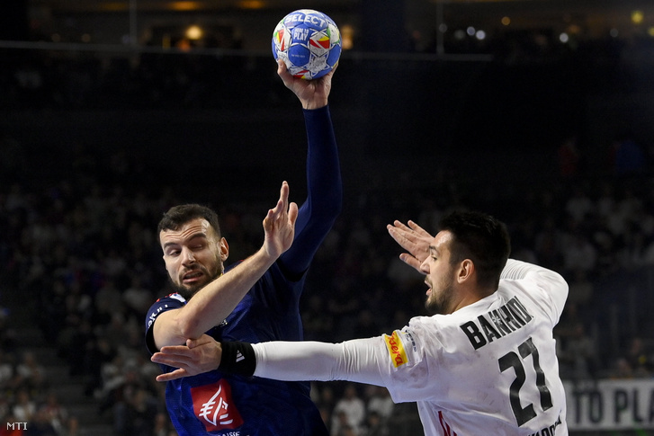 Bánhidi Bence és a francia Nedim Remili a férfi kézilabda olimpiai kvalifikációs Európa-bajnokság középdöntőjének negyedik fordulójában játszott Franciaország - Magyarország mérkőzésen
