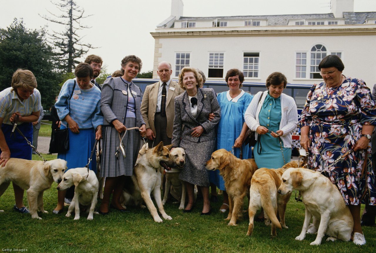1987. Margaret Thatcher brit miniszterelnök (középen) vakokkal és vakvezető kutyáikkal a brit parlamenti választás kampány során 