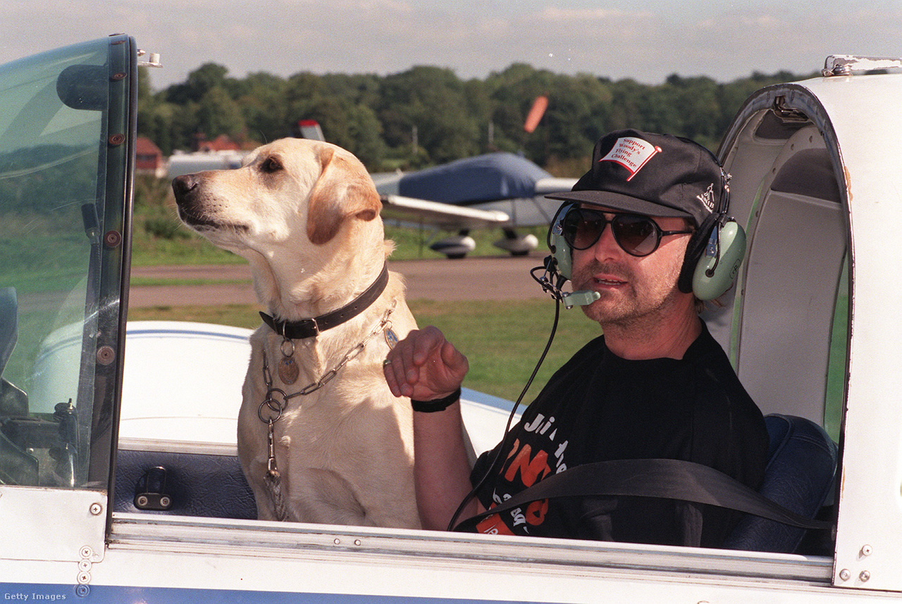 Nagy-Britannia, Elstree, 1996. szeptember 6. A vak pilóta Ken Woodward vakvezető kutyájával, Prince-szel egy repülőgép pilótafülkéjében felszállás előtt 