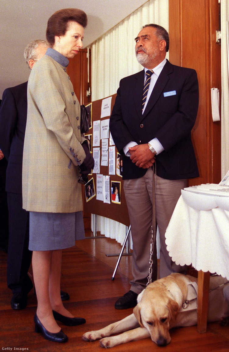 Új-Zéland, Auckland, 1999. március 15. Anna hercegnő Maaka Tibble-lel és vakvezető kutyájával, Hankkel beszélget a Homai Vizuális Oktatási Központban tett látogatása során
                        
