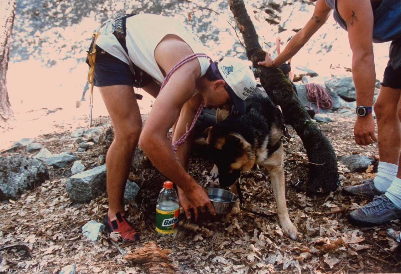 Kalifornia, El Capitan 1996. július. 8. A vak hegymászó Erik Weihenmayer vakvezető kutyájának ad egy tál vizet hegymászás előtt
                        