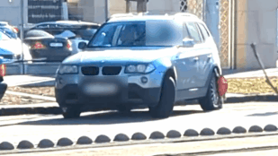 Kerékbilinccsel az autóján hajtott el a BMW sofőrje, ripityára tört a szerkezet