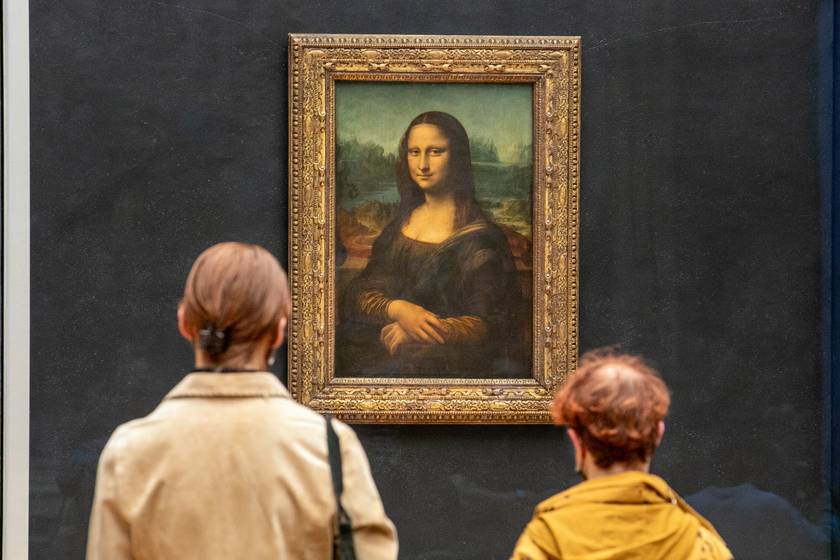 Levessel öntötték le a Mona Lisát a párizsi Louvre-ban - Videó is készült a döbbenetes esetről