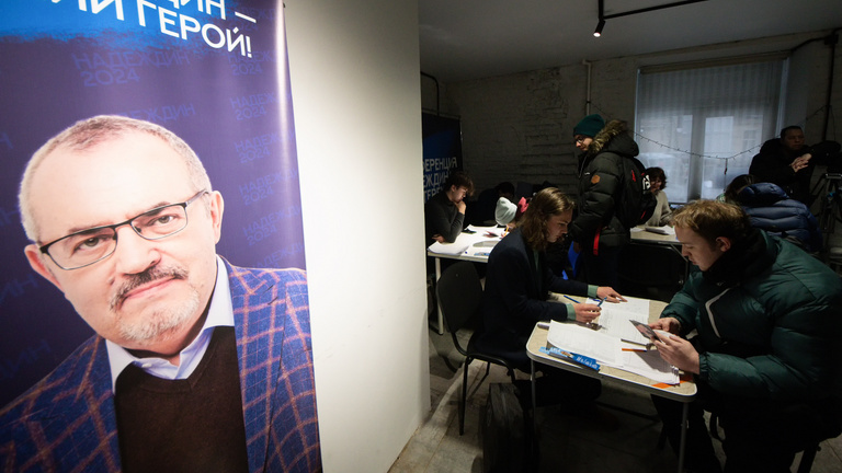 Hosszú sorokban állnak az oroszok, hogy Putyin-ellenes jelöltre szavazzanak