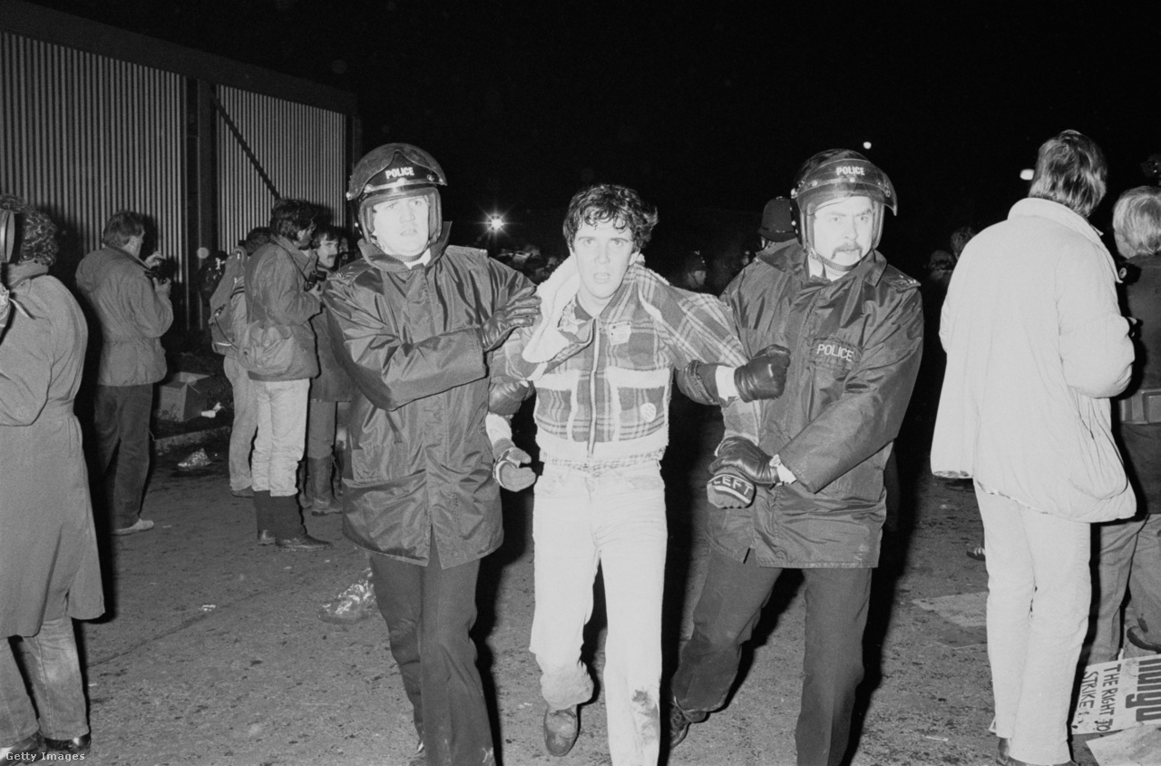 Egyesült királyság, 1983. november 30. Rendőrök kísérnek egy tüntetőt a Nemzeti Grafikai Szövetség sztrájkján