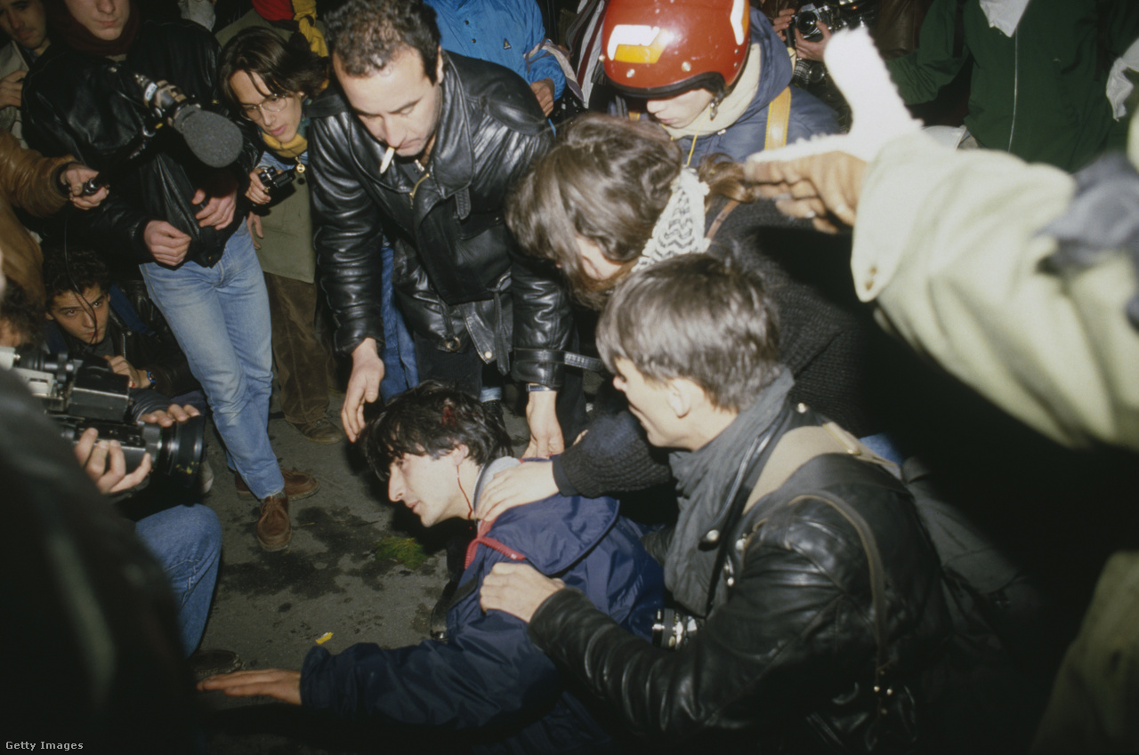 Párizs, Franciaország, 1986. december 6. Tüntetés Malik Oussekine halála után, akit rohamrendőrök vertek meg