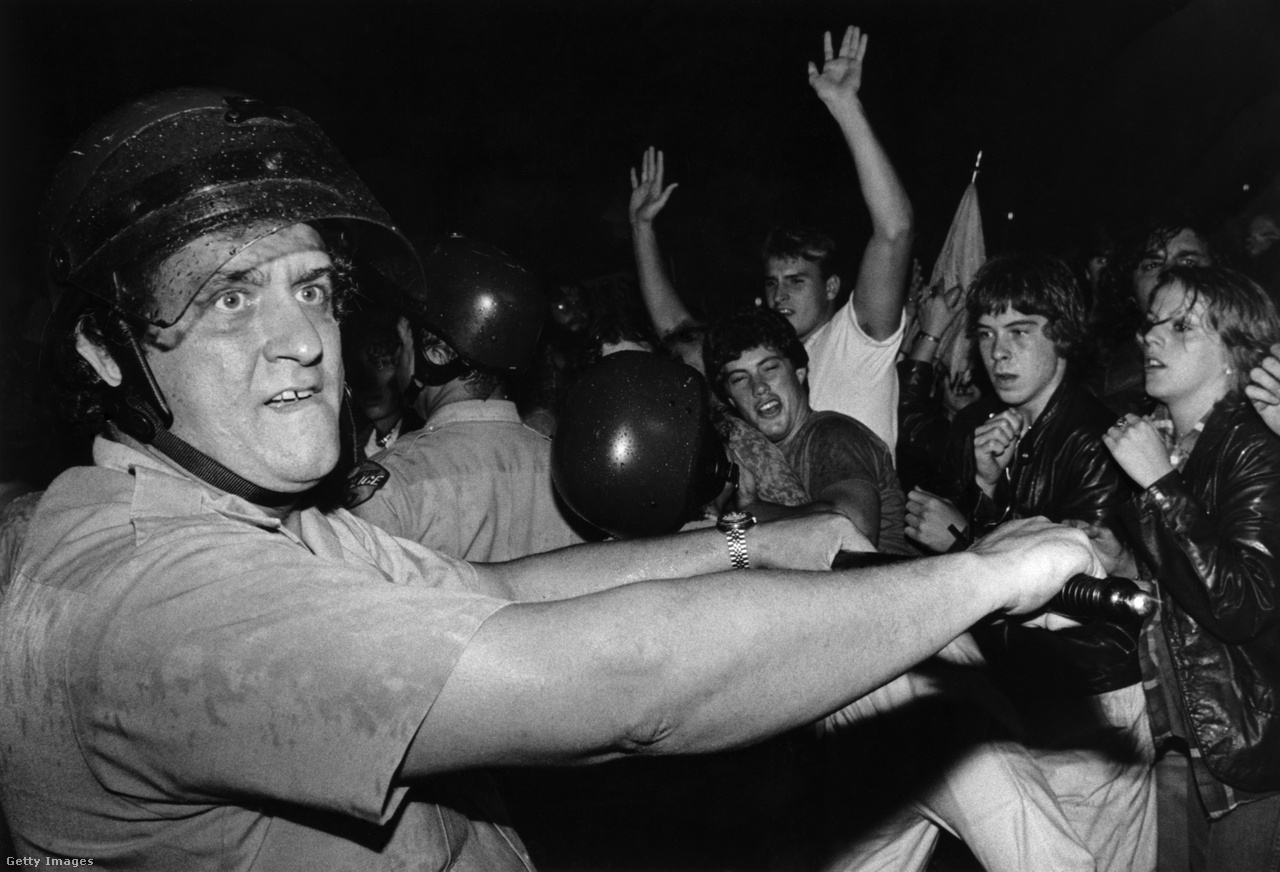 Worcester, Egyesült Államok, 1981. szeptember 15. Egy rendőr visszatart néhány lelkes rajongót egy Rolling Stones koncerten a Morgan's Cove klub előtt