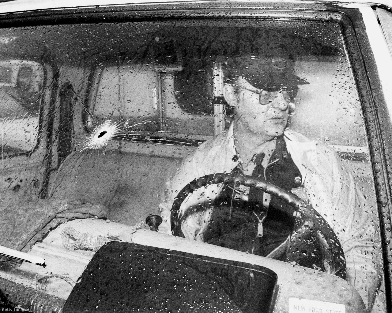 Egyesült Államok, 1981. október 23. Peter Damm mentőtiszt ül a rendőrségi teherautóban, ahol a golyó épphogy elkerülte John Russell rendőrtisztet