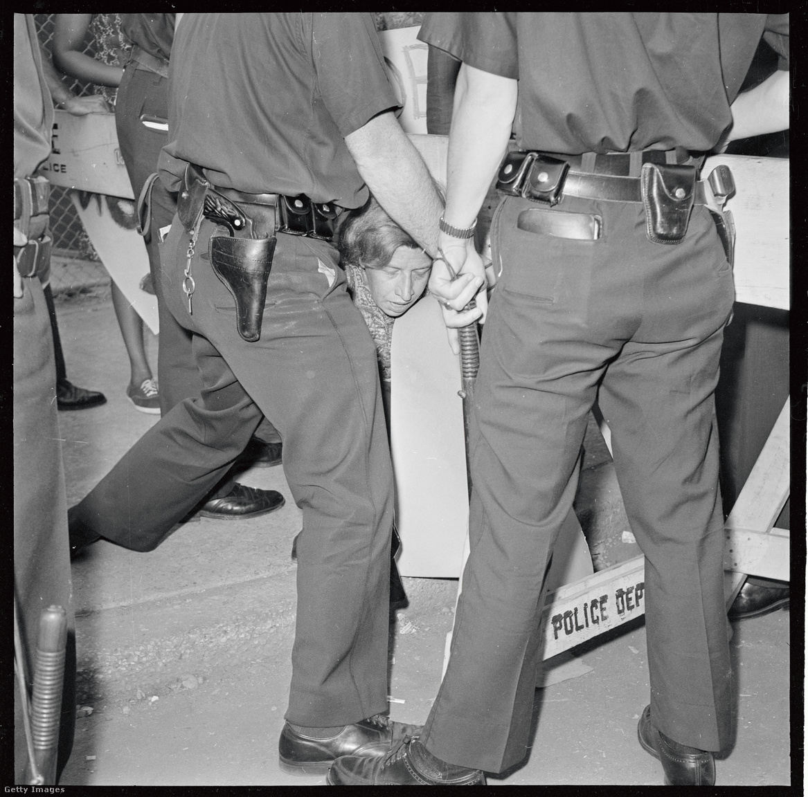 1963. július 23. Egy lány megpróbál átjutni a rendőrségi kordonon a Downtown Medical Center építkezésénél, az építőipari szakszervezetek diszkriminációja elleni tüntetésen