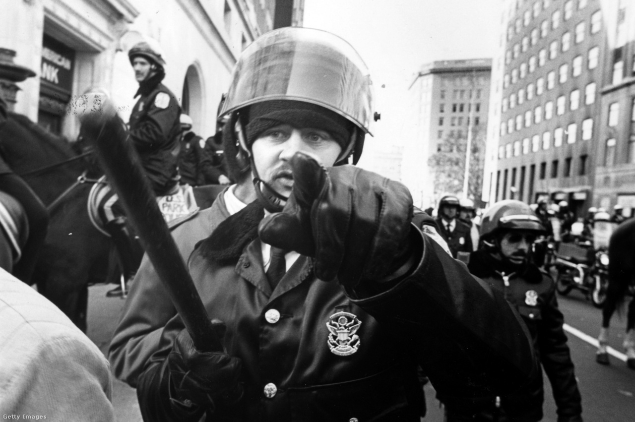 Washington, Egyesült Államok, 1982. november 27. Rohamrendőr egy Ku-Klux-Klan-ellenes tüntetésen